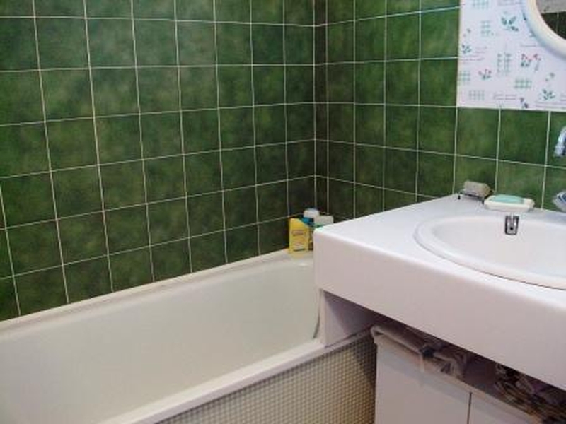 Salle de bains avec wc